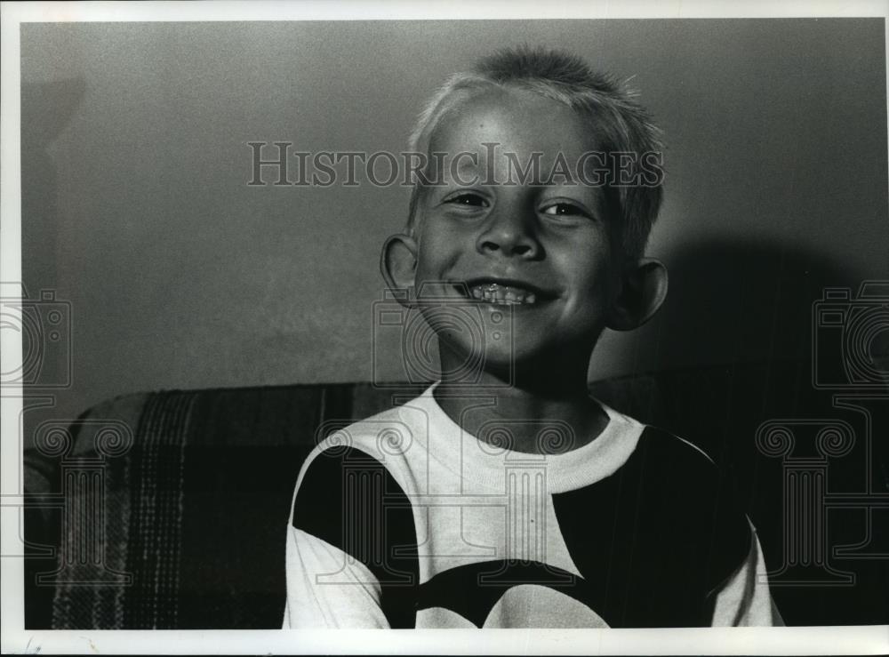 1990 Press Photo David Clausen waiting to undergo ear surgery by Gary S. Flom - Historic Images