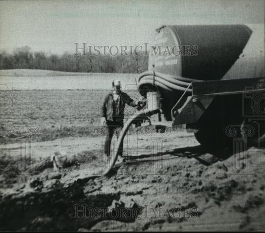 1982 Press Photo Driver for Fred's Sanitary Service dumping liquid waste - Historic Images