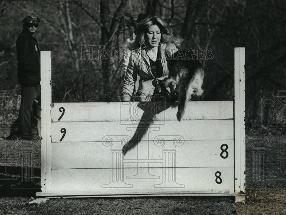 1979 Press Photo Diane Lahnke and her dog at the Milwaukee dog training club - Historic Images