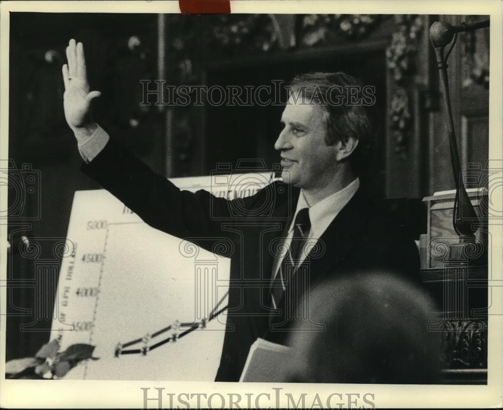 1983 Press Photo Wisconsin Governor Anthony Earl waves at a crowd - mja97592 - Historic Images