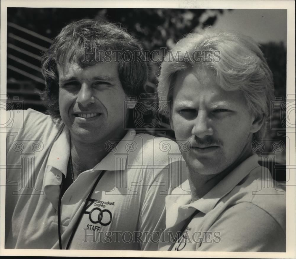 1986 Press Photo George Diesko &amp; Jerry LaCrosse train dolphins at the zoo - Historic Images