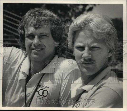 1986 Press Photo George Diesko & Jerry LaCrosse train dolphins at the zoo - Historic Images