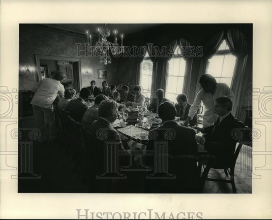 1984 Press Photo Ethan Allen Serve Lunch, Governor Earl and Executive Residence - Historic Images