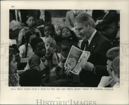 1985 Press Photo Governor Earl Reads to Students at the 67th Street School - Historic Images