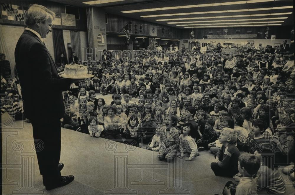 1986 Press Photo Governor Earl Holds Birthday Cake From Green Tree Elementary - Historic Images