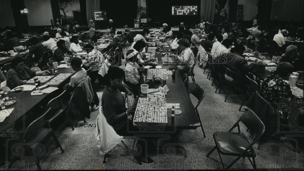 1988 Press Photo Bingo Wednesday at the Eagles Club in Milwaukee - mja97674 - Historic Images