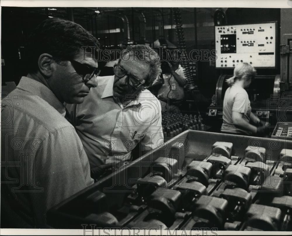 1988 Press Photo Michael Dukakis Listens to Ron Redel, Ganton Technologies Tour - Historic Images