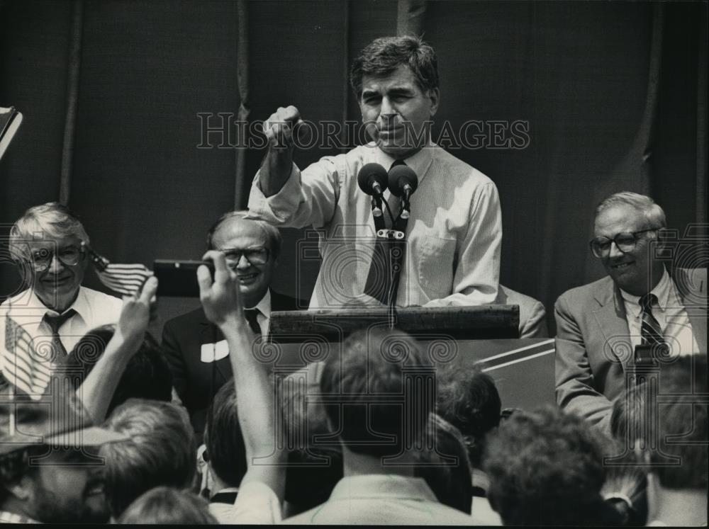 1988 Press Photo Governor Michael Dukakis Speaks to Crowd at Ganton Technologies - Historic Images