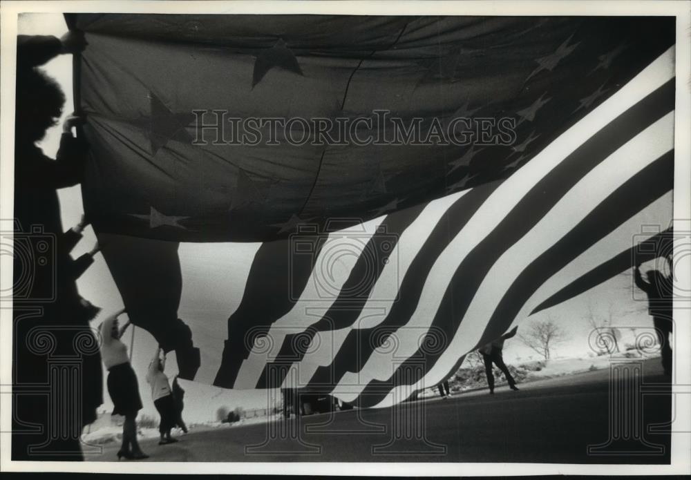1991 Press Photo Edgar Flag Manufacturing Company employees stretch a flag - Historic Images