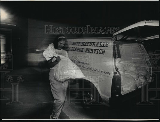 1992 Press Photo Vicki Catalano hauls diapers for Butt Naturally Diaper Service - Historic Images