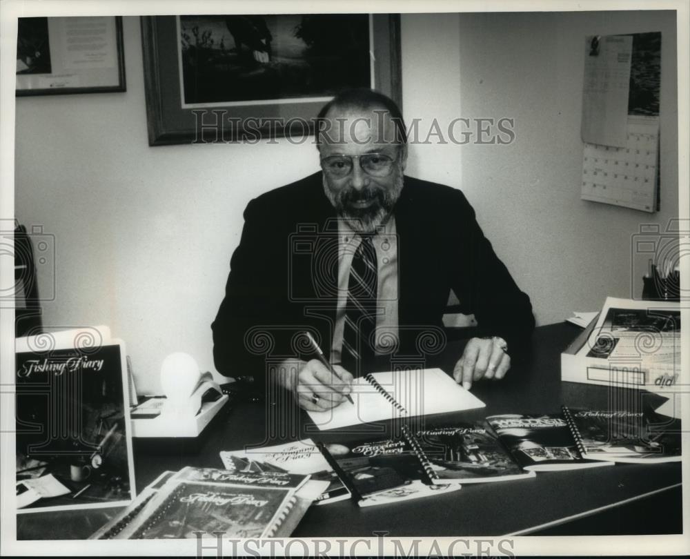 1989 Press Photo Publisher Rick Frederick in office, Stevens Point, Wisconsin - Historic Images