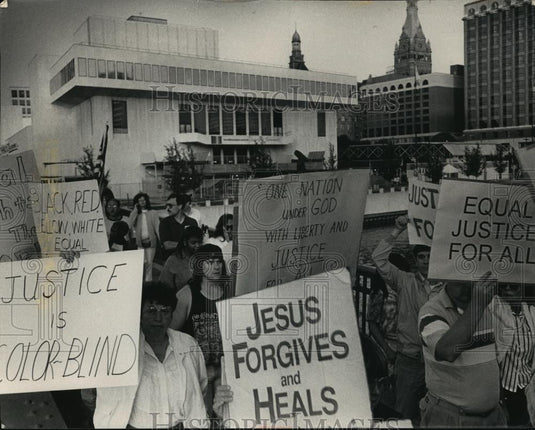 1992 Press Photo Protesters calling attention to Aubrey Itson case, Wauwatosa - Historic Images