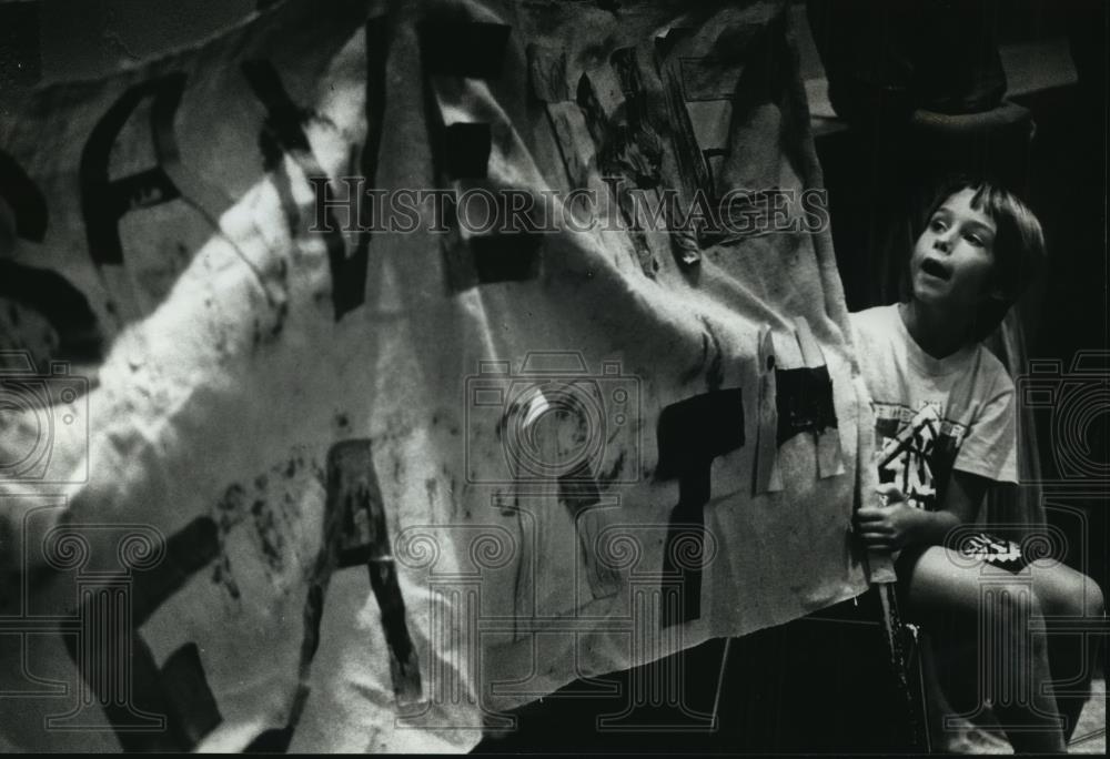 1990 Press Photo Zach Hudson holding &quot;Save the Earth&quot; sign, Wisconsin - Historic Images