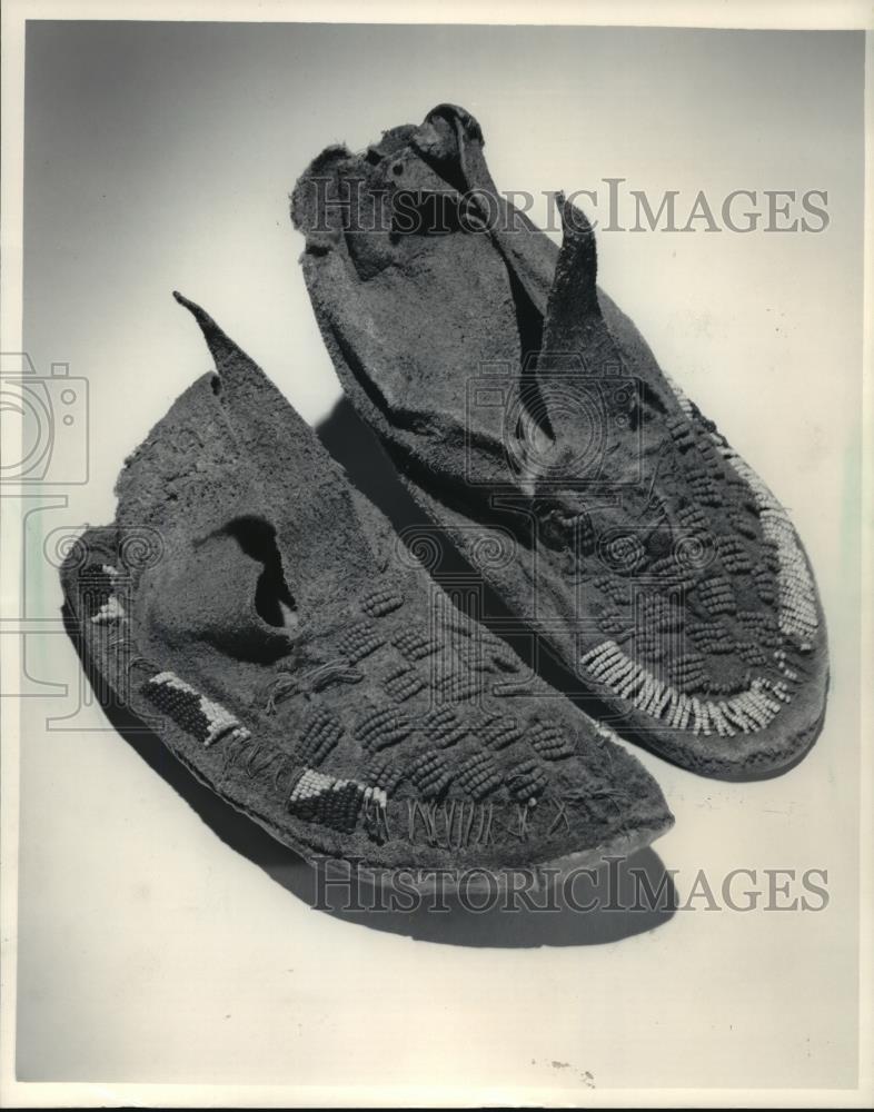 1984 Press Photo Moccasins from Northern Plains tribe at Milwaukee Museum - Historic Images