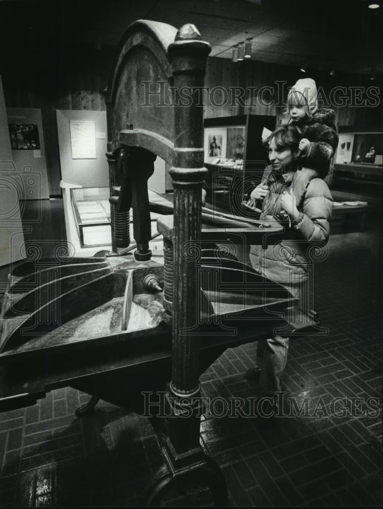 1983 Press Photo Brenda Basilius &amp; child view printing press, Milwaukee Museum - Historic Images