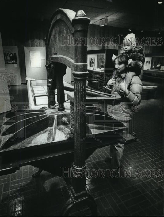 1983 Press Photo Brenda Basilius & child view printing press, Milwaukee Museum - Historic Images