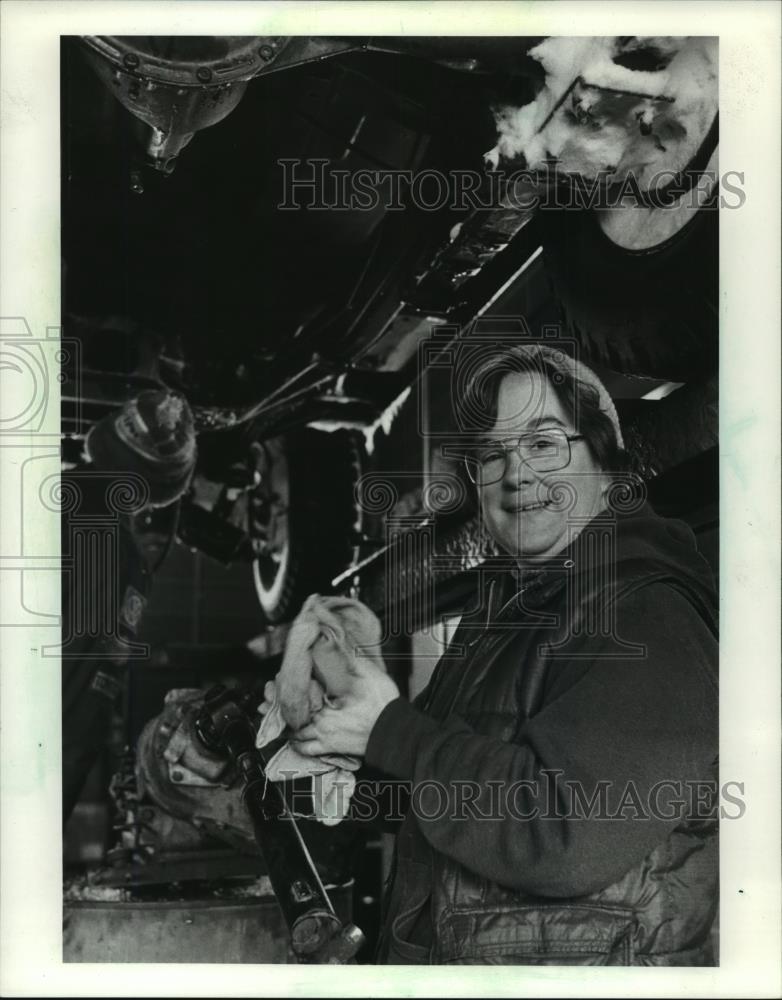 1983 Press Photo Pam McGinley wipes grease from her hands from work on a truck - Historic Images