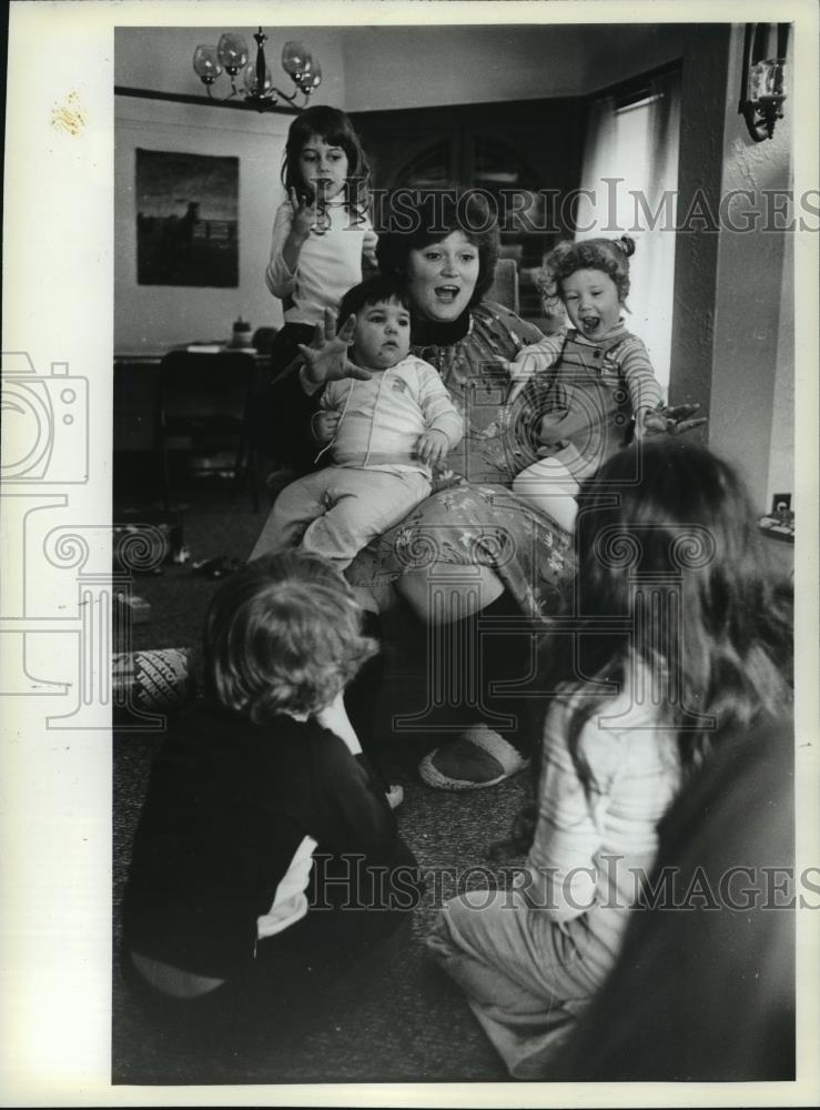 1982 Press Photo Home Daycare Owner Dionne Kunesh Plays a Game with Kids. - Historic Images