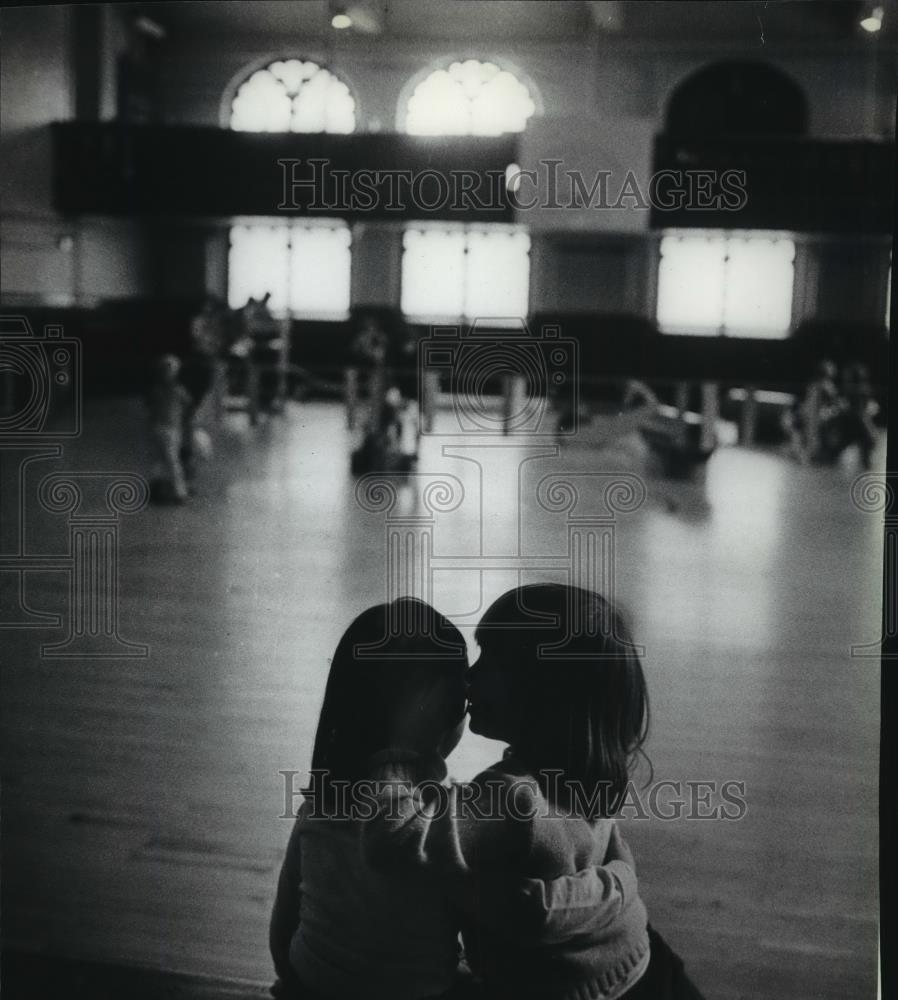 1982 Press Photo Two Children Whispering During Gym Playtime in Milwaukee. - Historic Images