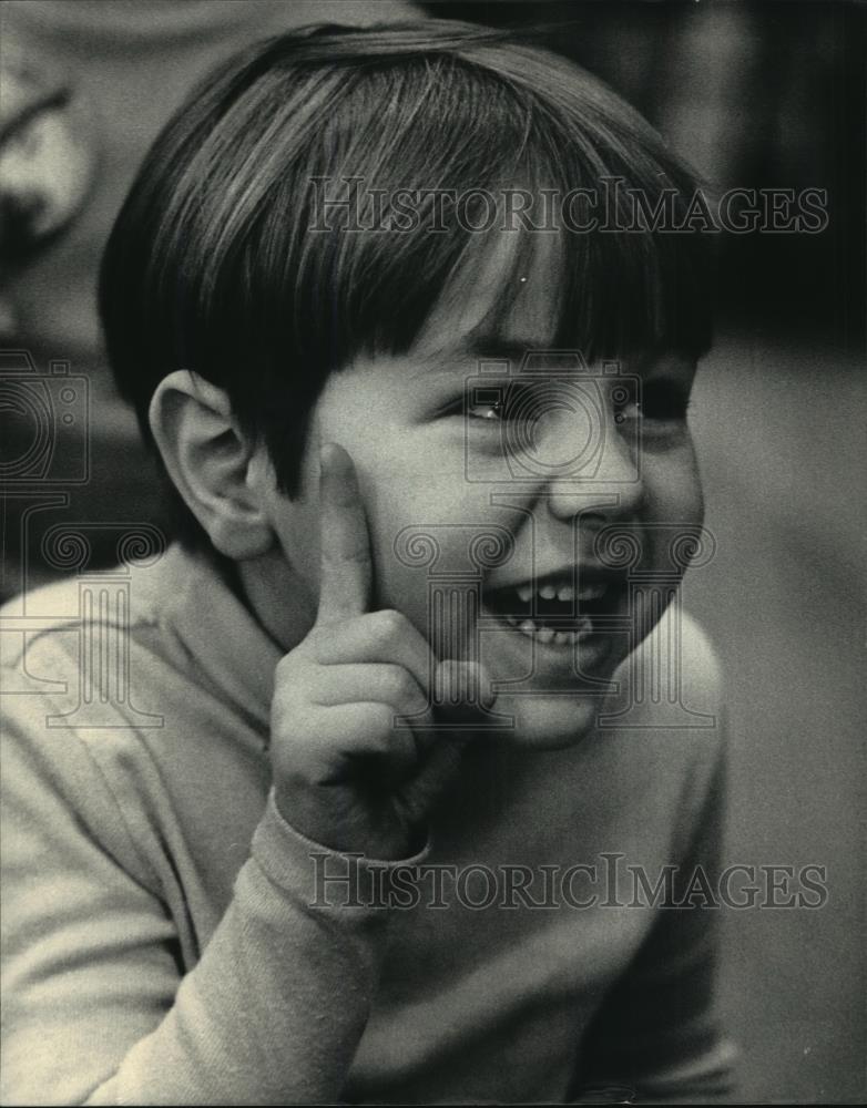 1987 Press Photo Daniel Bosch learns sign language in elementary school - Historic Images