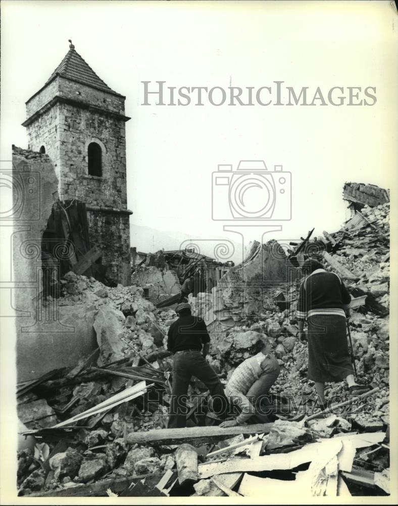 1980 Press Photo People search through debris after earthquake in Lioni, Italy - Historic Images