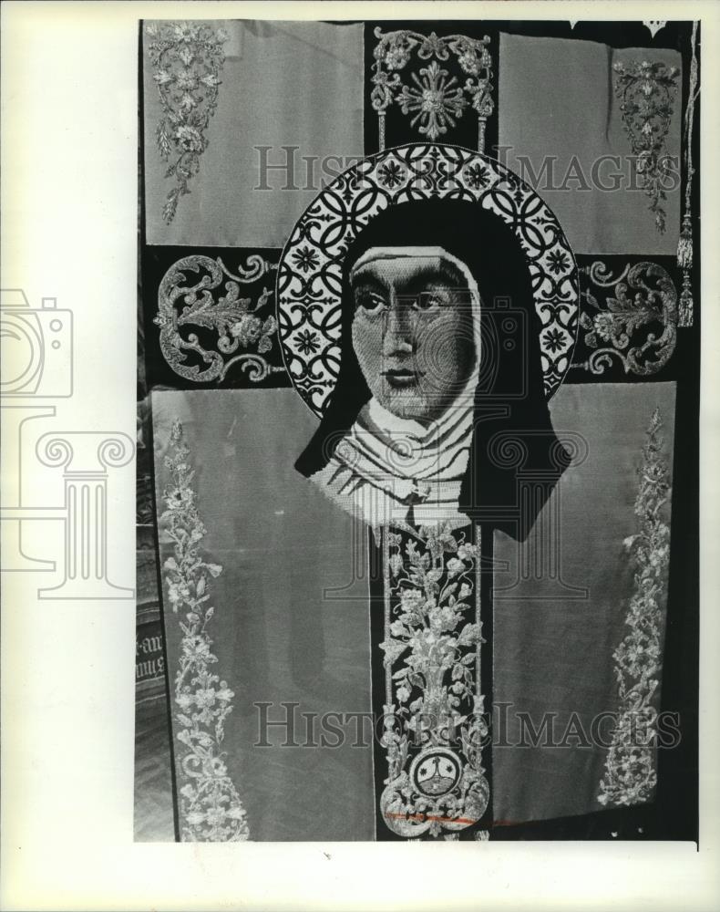 1981 Press Photo St. Teresa of Avila tapestry on display at Milwaukee Museum. - Historic Images