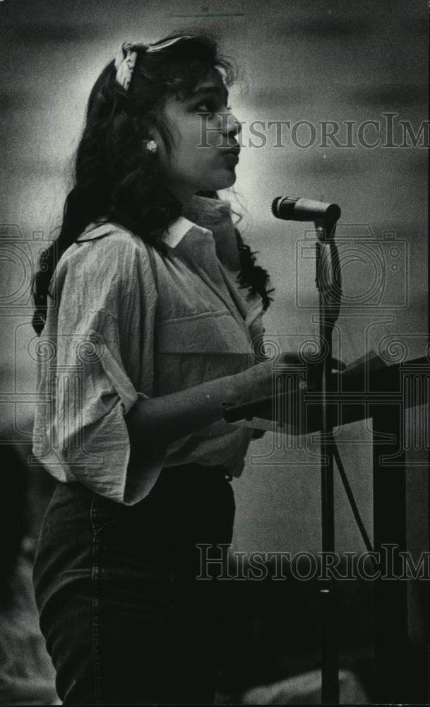 1985 Press Photo Sheila Jhansale asks question for Gov. Earl. - mja98155 - Historic Images