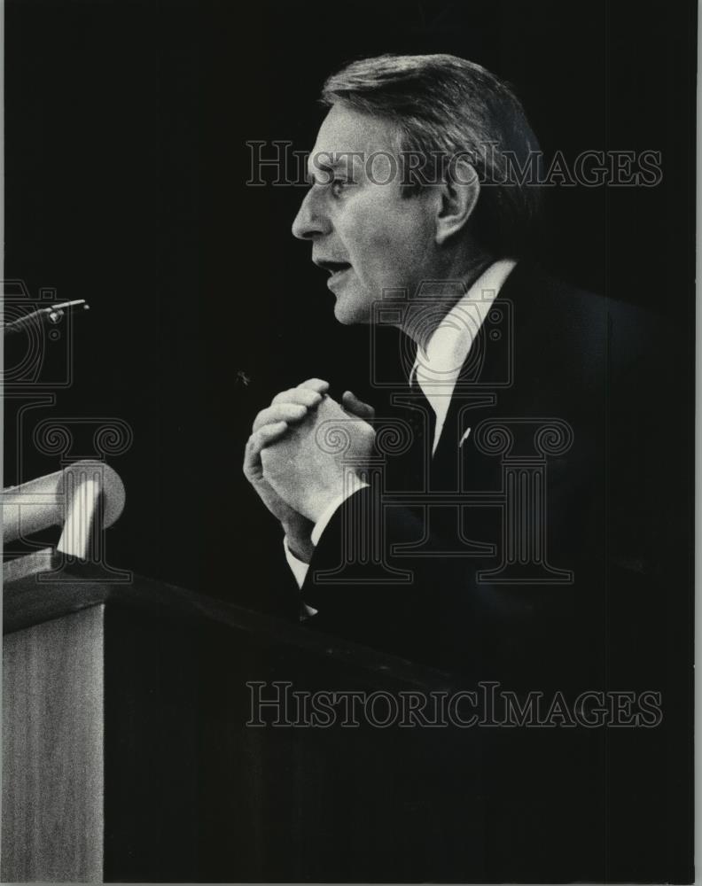 1985 Press Photo Govenor Earl trying to make a point to his audience. - Historic Images