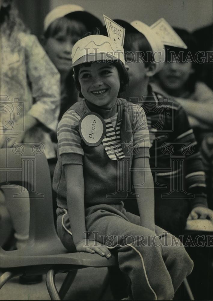 1986 Press Photo: West Bend pupils react to Governor Anthony Earl - mja98159 - Historic Images