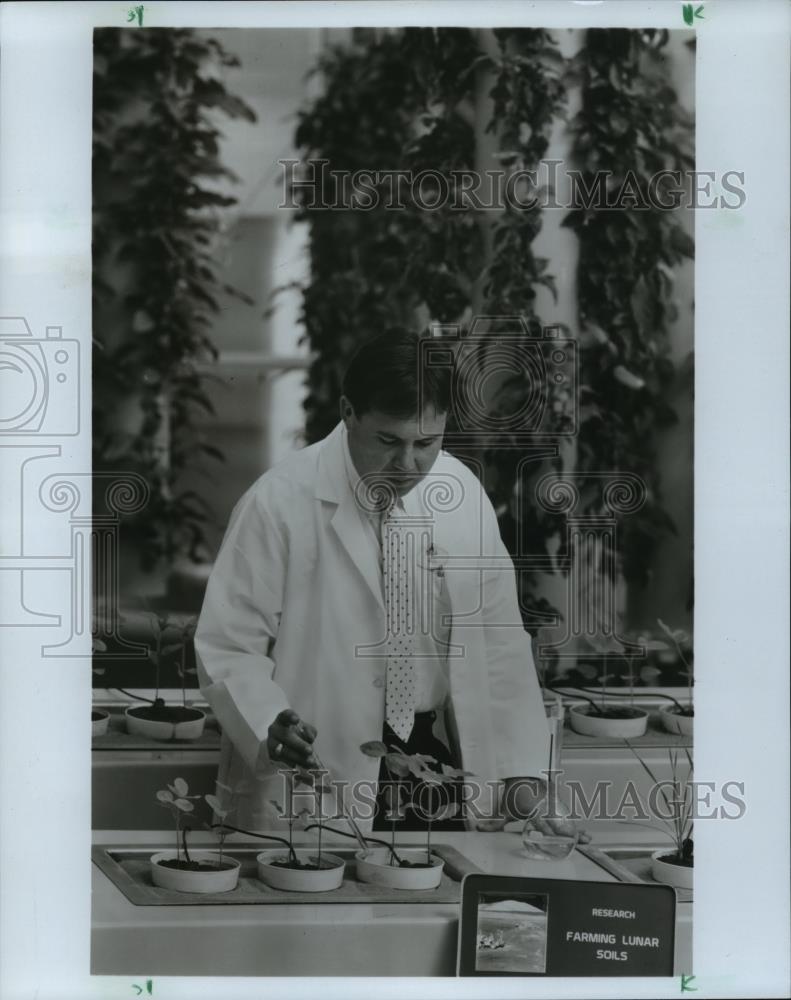 1987 Press Photo Scientist With Lunar Soil Simulant in Disney World - mja98172 - Historic Images