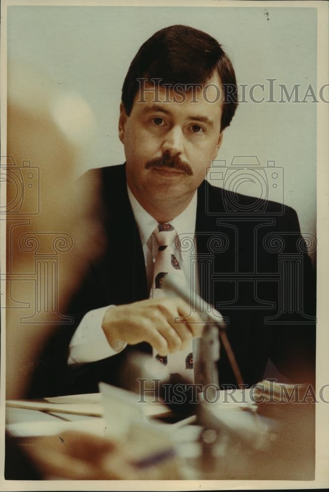 1990 Press Photo Terence Dunleavy Executive Director Wisconsin Racing Board - Historic Images