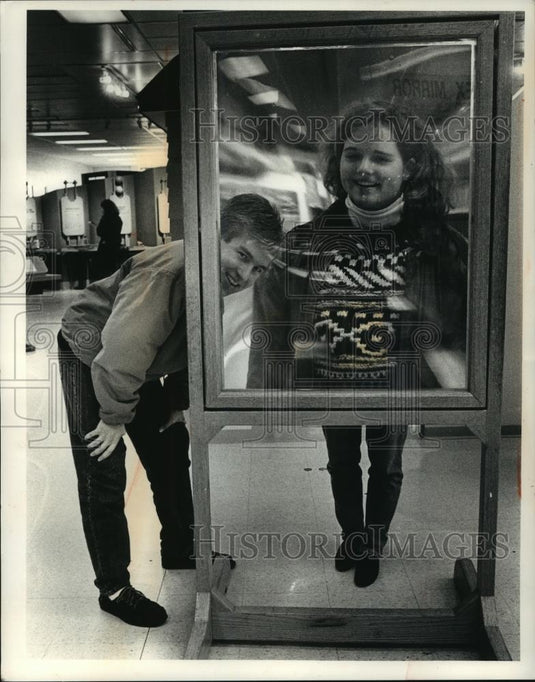 1989 Press Photo Bill Lokkitz and Krista Suchoza look into a Fresnel lens - Historic Images