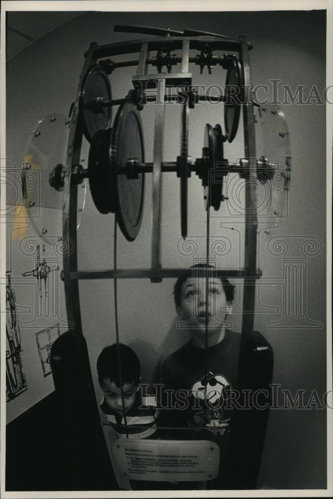 1988 Press Photo Brian and Drew Egan visit the Discovery World Museum - Historic Images