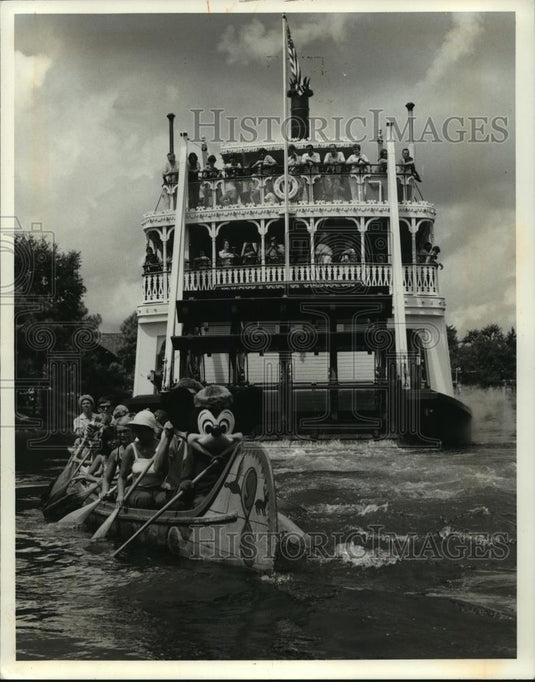 1978 Press Photo Mickey Mouse and Guests Paddle the River at Walt Disney World - Historic Images