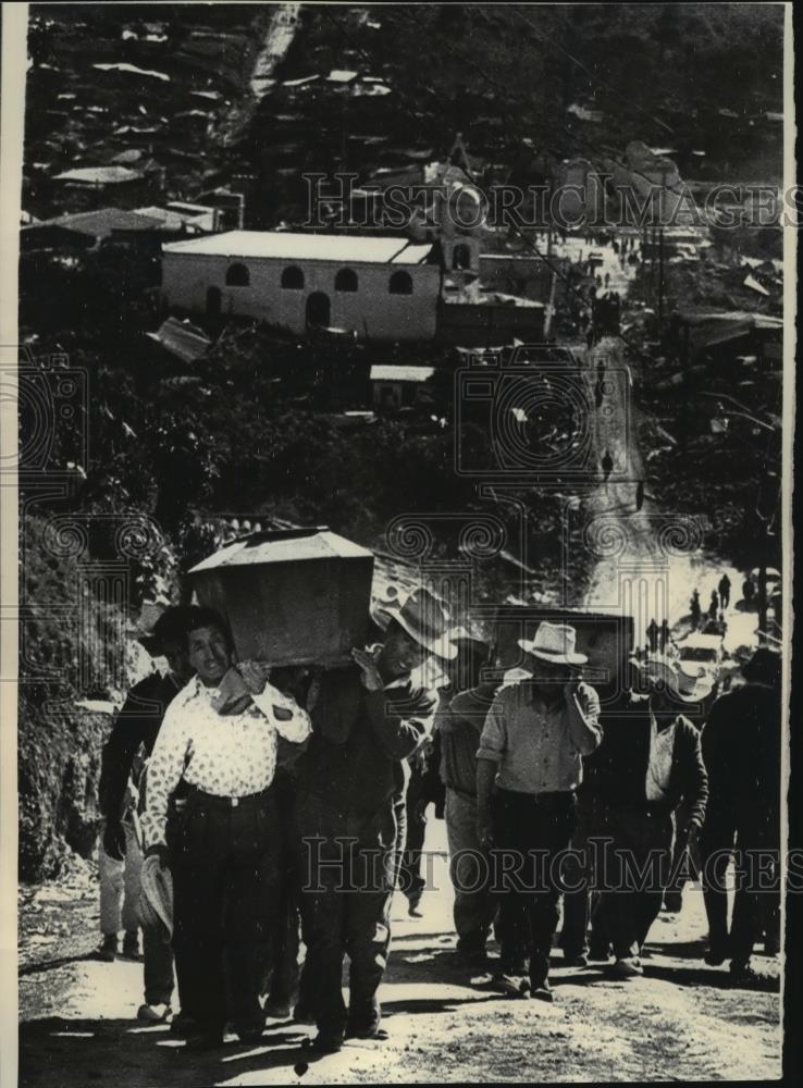 1976 Press Photo Earthquake victims were carried up a hill to San Pedro cemetery - Historic Images