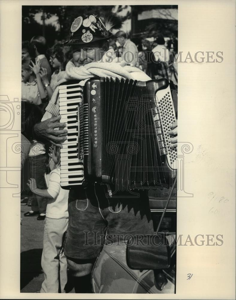 1984 Press Photo Accordian Player Phil Nelles of Rogers, Minn. at Oktoberfest - Historic Images