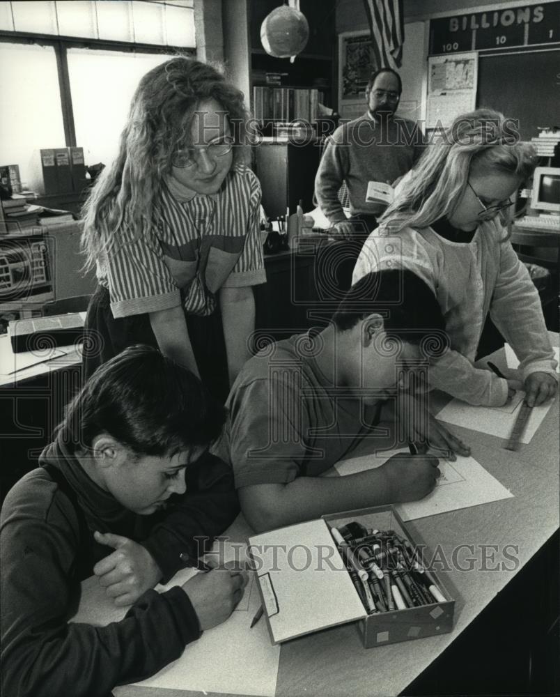 1992 Press Photo Dan Wacker oversees his students at Ebenezer Lutheran School - Historic Images