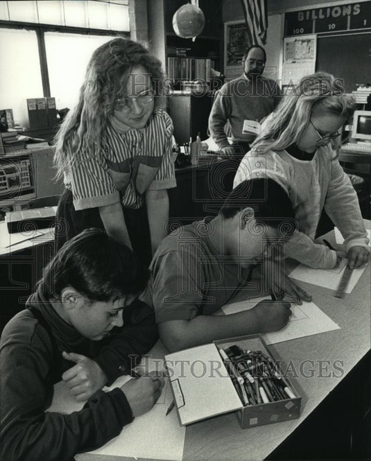 1992 Press Photo Dan Wacker oversees his students at Ebenezer Lutheran School - Historic Images