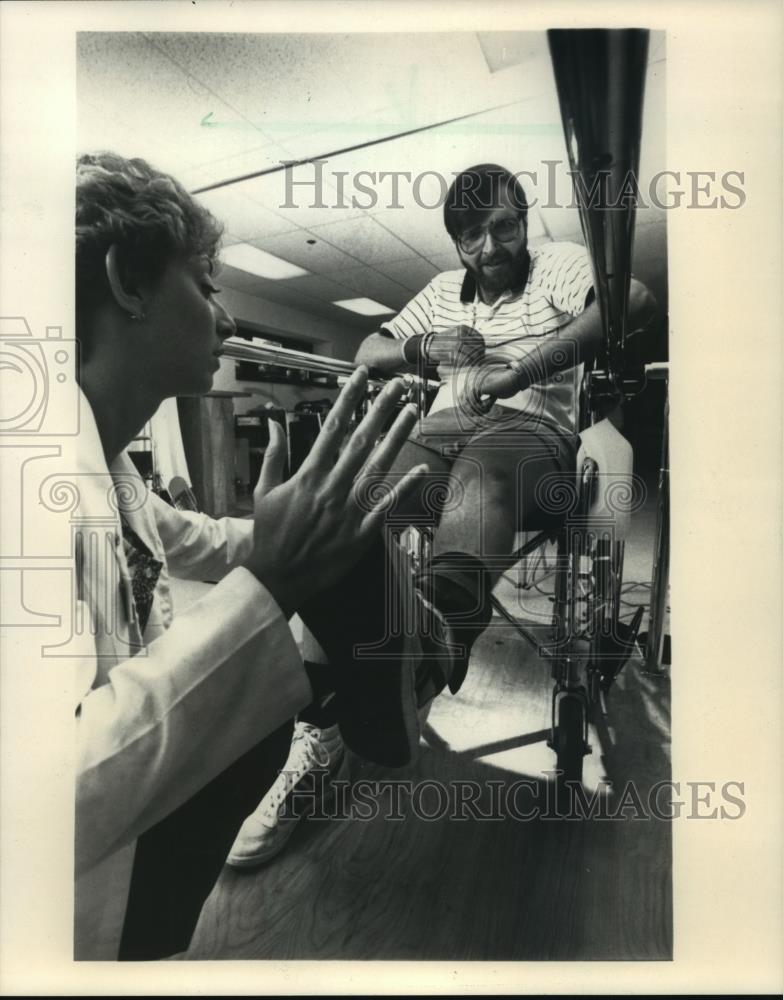 1986 Press Photo Letgers Gives Careful Attention to a Patient&#39;s leg - mja98304 - Historic Images