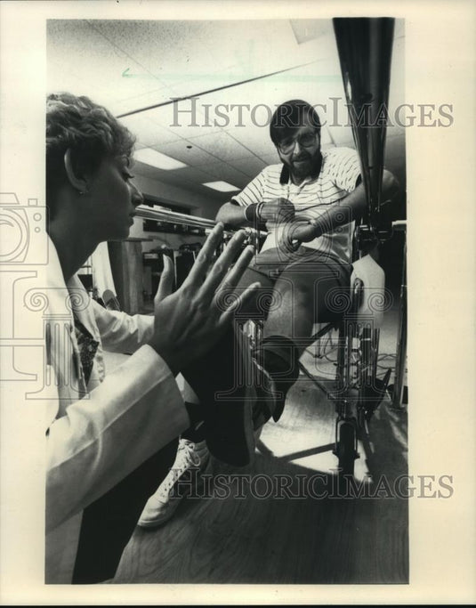 1986 Press Photo Letgers Gives Careful Attention to a Patient's leg - mja98304 - Historic Images
