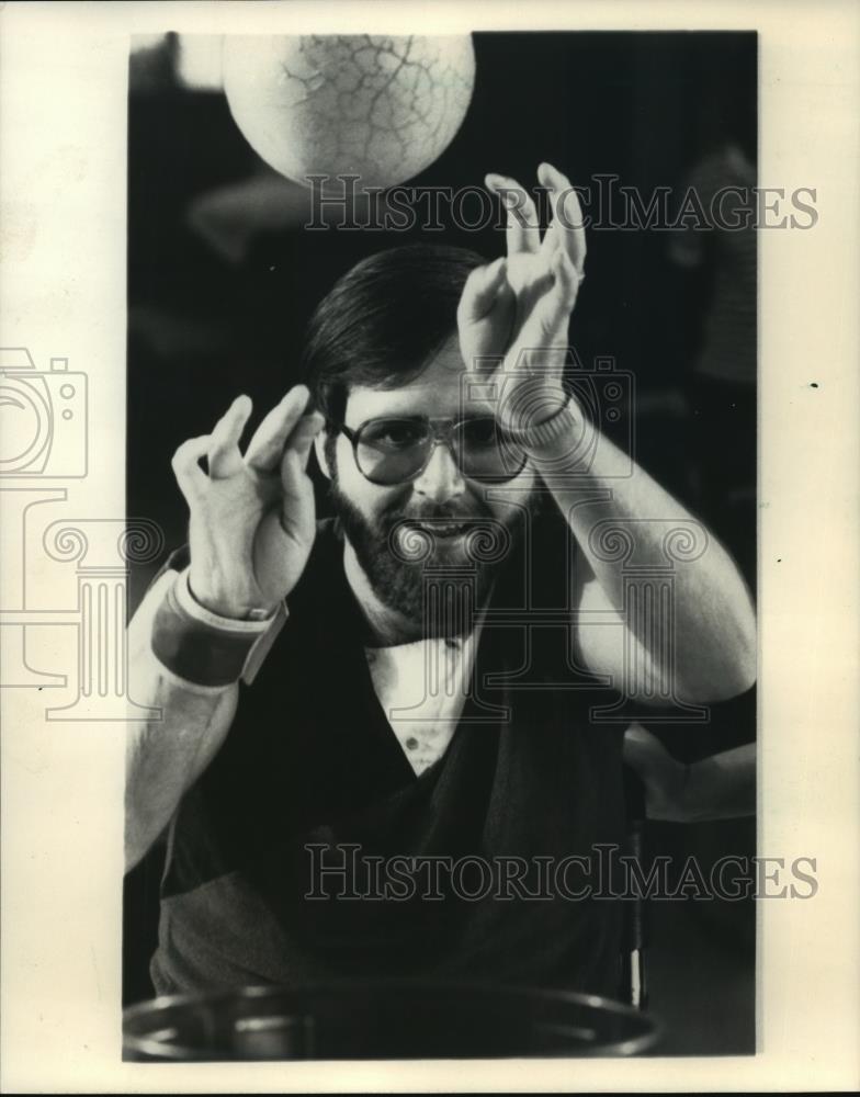 1986 Press Photo Steve Eaton Recovery Ball-Tossing Game - mja98305 - Historic Images