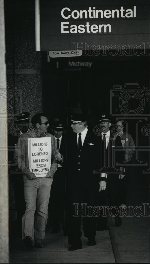 1989 Press Photo Demonstrators picket at Mitchell International Airport - Historic Images