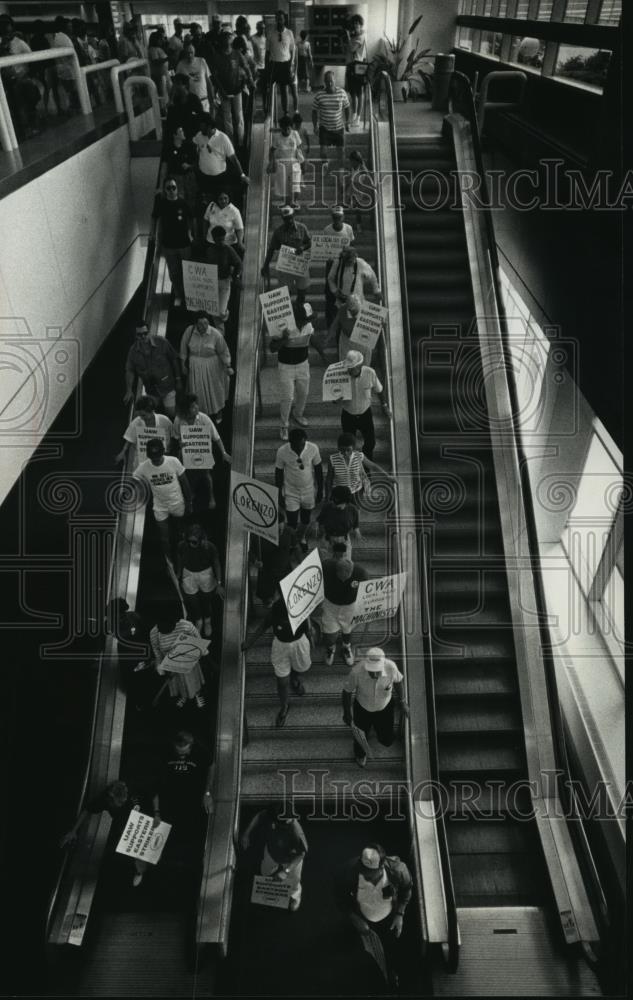 1989 Press Photo Demonstrators at Mitchell Airport to protest Eastern Airlines - Historic Images