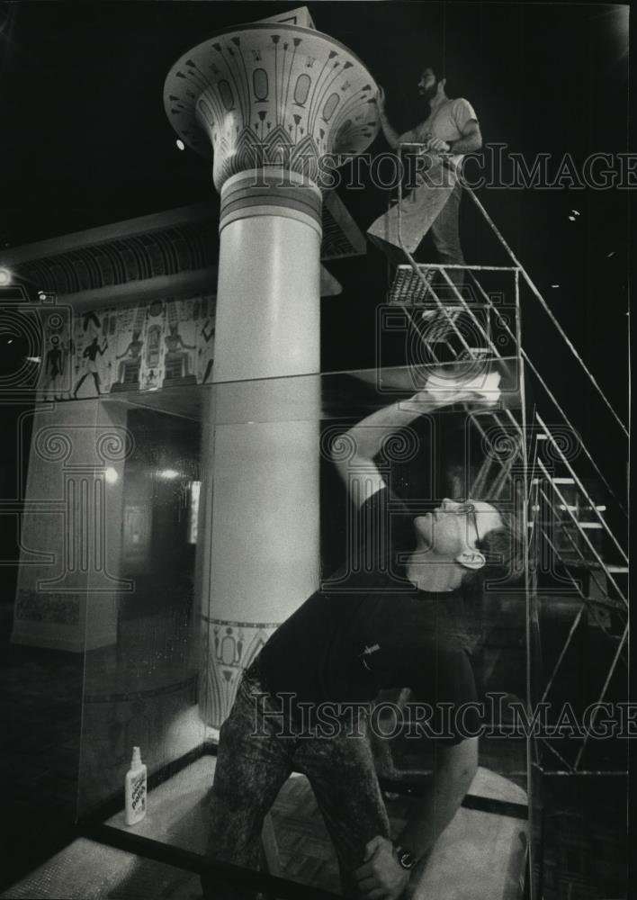 1991 Press Photo Jim Nickel cleans a display case at the Milwaukee Public Museum - Historic Images