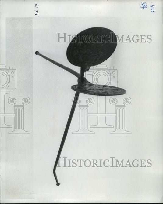 1977 Press Photo Old World Wisconsin Krumkake iron used in cooking. - mja98433 - Historic Images