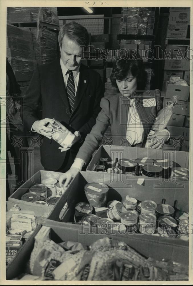 1983 Press Photo Gov. Anthony Earl and Gwen McLean tour the Second Harvesters - Historic Images