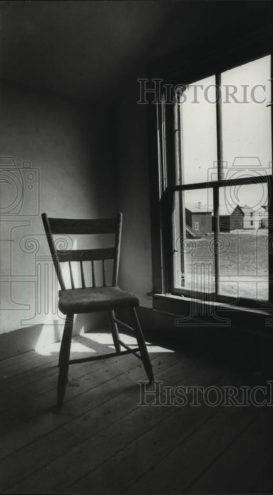1982 Press Photo Old World Wisconsin chair behind window. - mja98490 - Historic Images