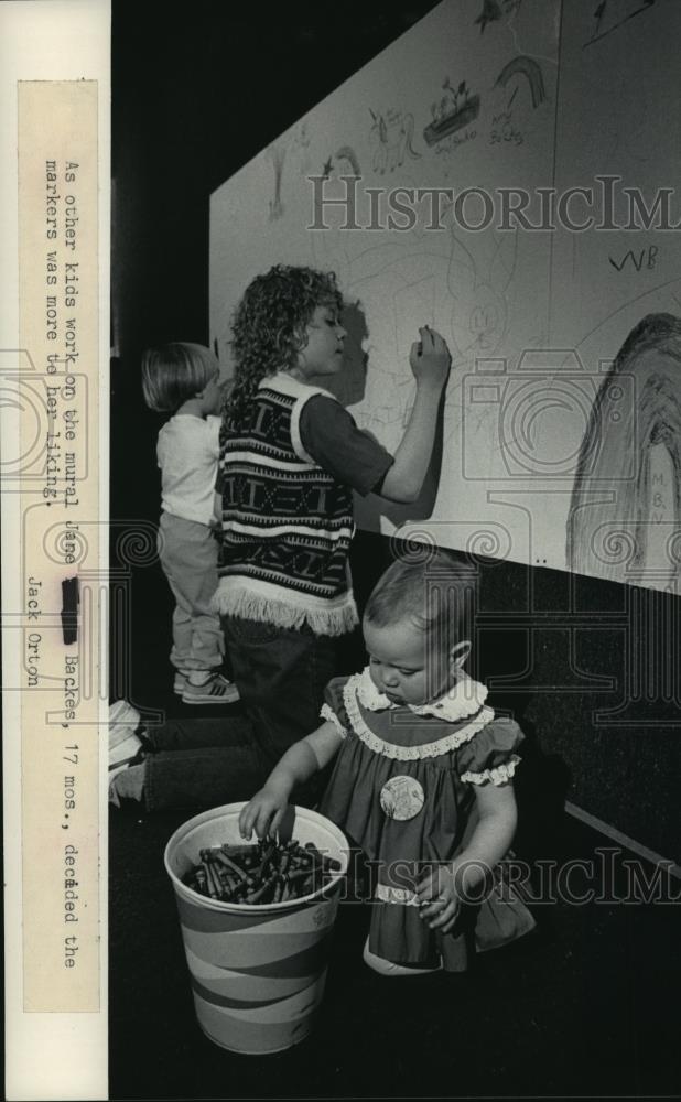 1984 Press Photo Jane Backes helps to draw a mural at the Milwaukee Art Museum - Historic Images