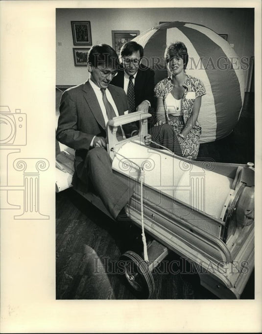 1987 Press Photo Co-chairman Bill Maxon in a Cart at the Milwaukee Art Museum - Historic Images