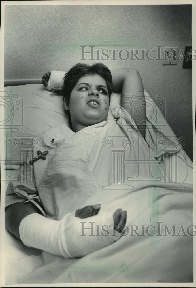 1985 Press Photo Maria Milano recovers at Red Cross Hospital in Mexico City - Historic Images